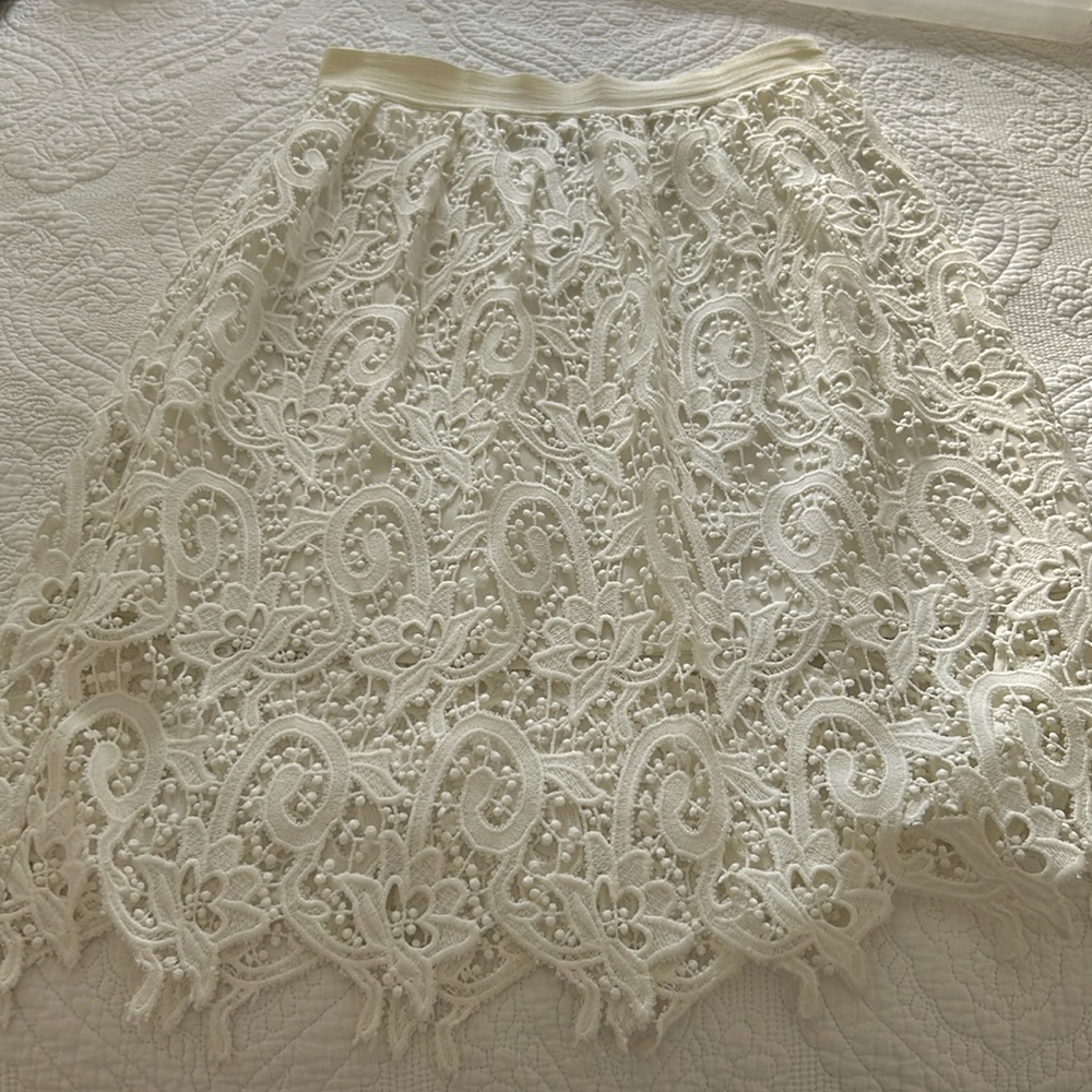 Ann Taylor white lace midi skirt in size 4p
